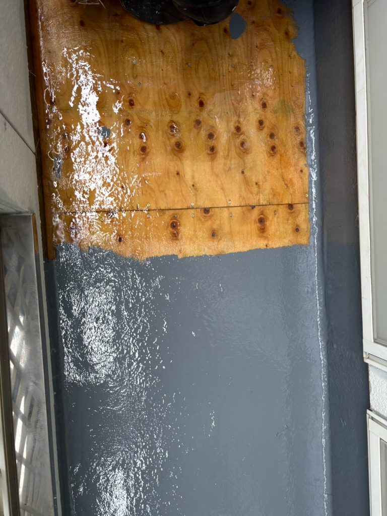 防水施工中の床面